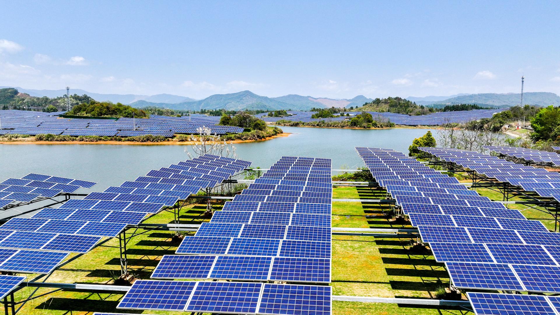 Das Bild zeigt 1.200 Solarzellen in einer Landschaft im chinesischen Yichund, China, am 1. April 2026