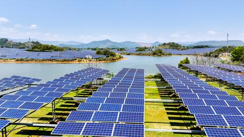 Das Bild zeigt 1.200 Solarzellen in einer Landschaft im chinesischen Yichund, China, am 1. April 2026
