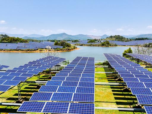 Das Bild zeigt 1.200 Solarzellen in einer Landschaft im chinesischen Yichund, China, am 1. April 2026