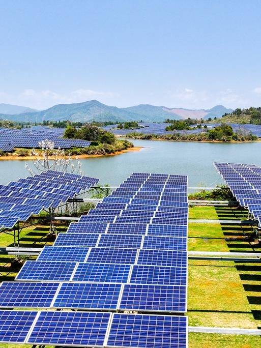 Das Bild zeigt 1.200 Solarzellen in einer Landschaft im chinesischen Yichund, China, am 1. April 2026