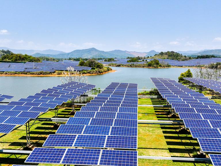 Das Bild zeigt 1.200 Solarzellen in einer Landschaft im chinesischen Yichund, China, am 1. April 2026