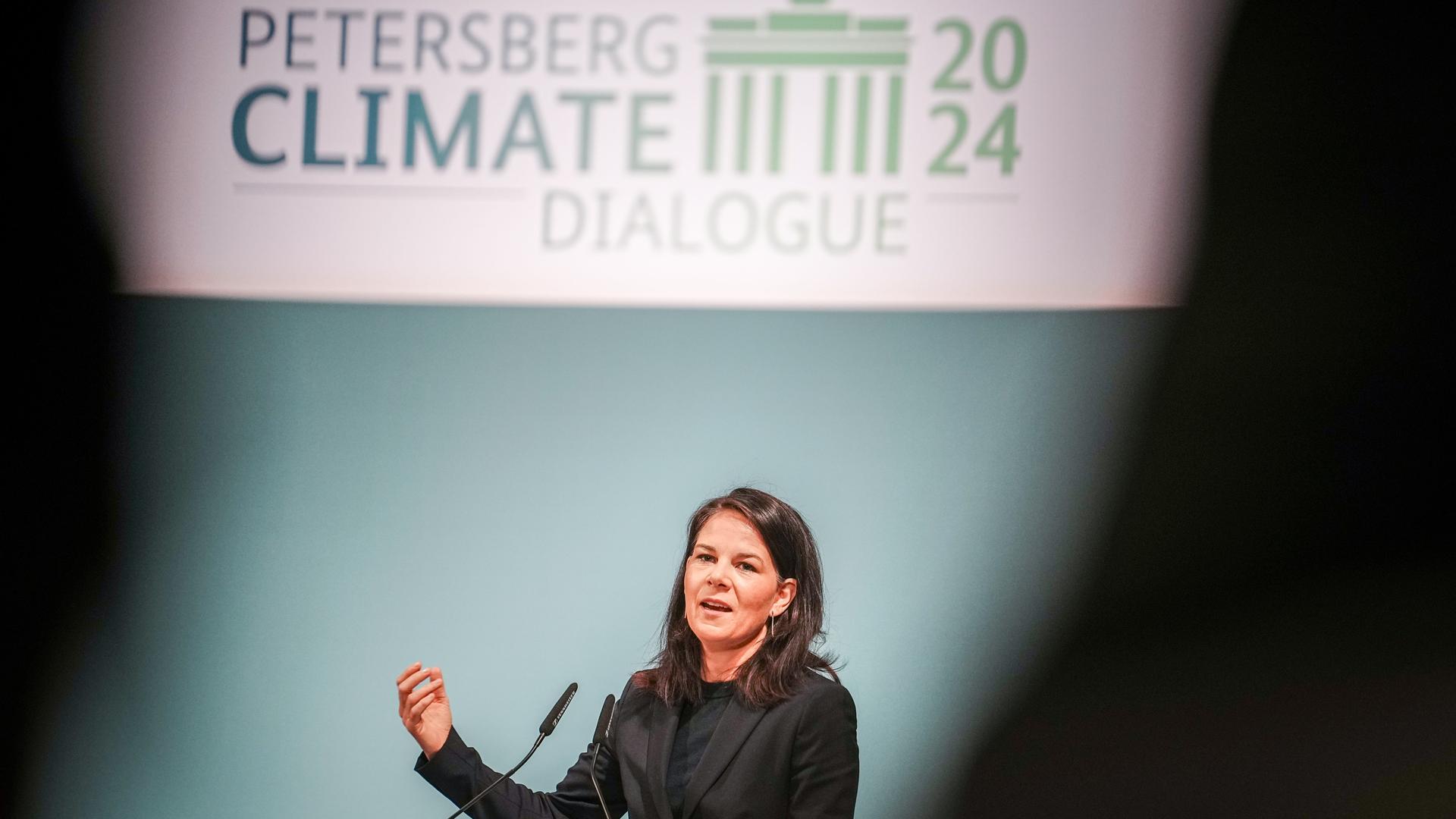 Berlin: Annalena Baerbock (Bündnis 90/Die Grünen), Außenministerin, spricht beim Petersberger Klimadialog zu den Teilnehmern. 