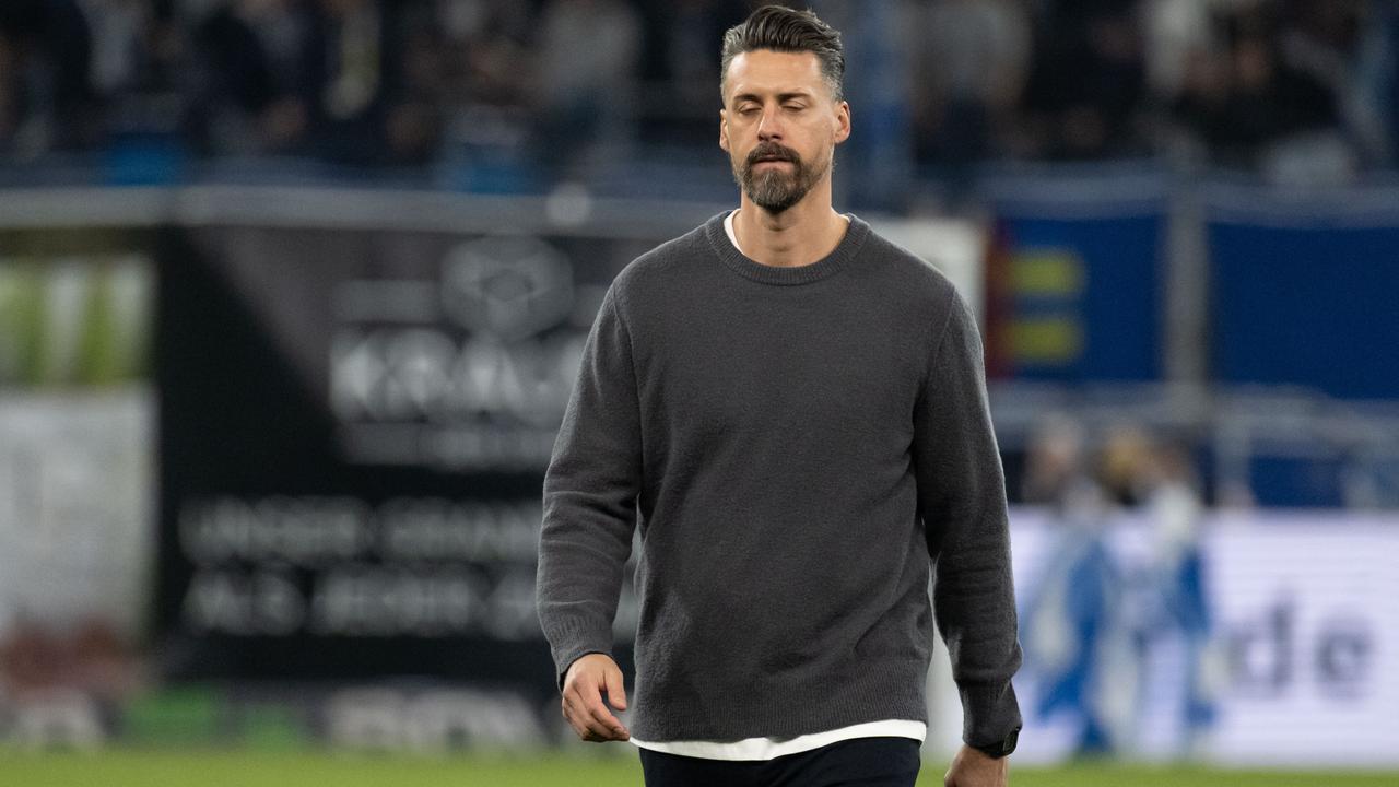 Trainer Sandro Wagner läuft auf dem Rasen. Er schaut enttäuscht.