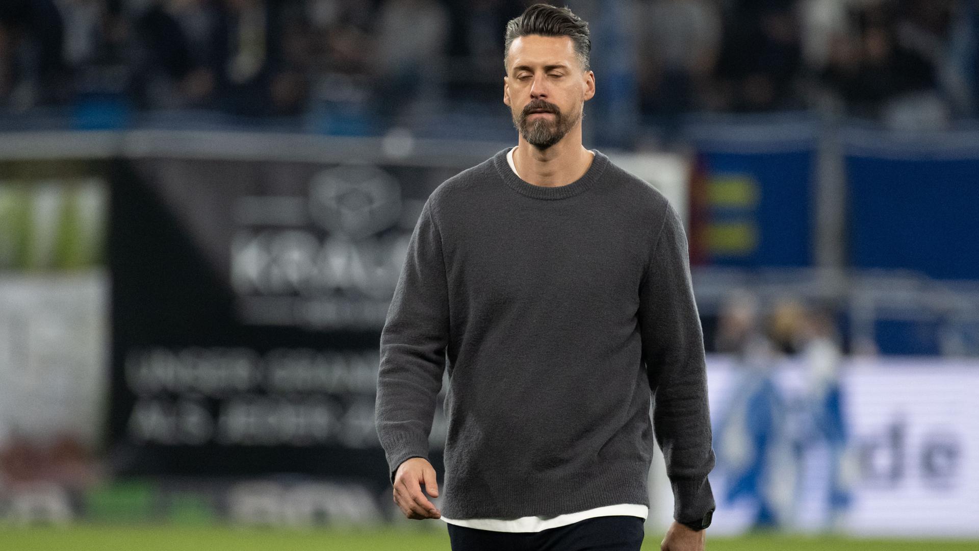 Trainer Sandro Wagner läuft auf dem Rasen. Er schaut enttäuscht. Trainer Sandro Wagner läuft auf dem Rasen. Er schaut enttäuscht.