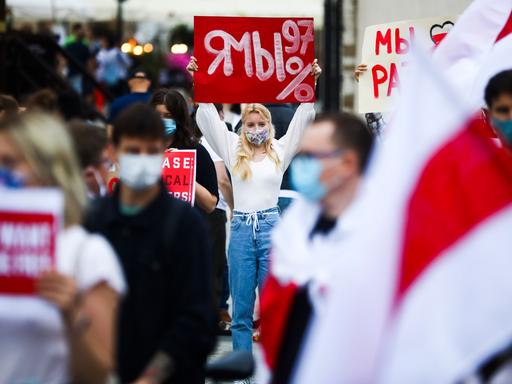 Menschen protestieren auf dem Hauptplatz in Krakau für demokratische belarussische Wahlen während einer Solidaritätskundgebung für politische Gefangene in Belarus. Krakau, Polen am 3. Juli 2020. Menschen protestieren auf dem Hauptplatz in Krakau für demokratische belarussische Wahlen während einer Solidaritätskundgebung für politische Gefangene in Belarus. Krakau, Polen am 3. Juli 2020.