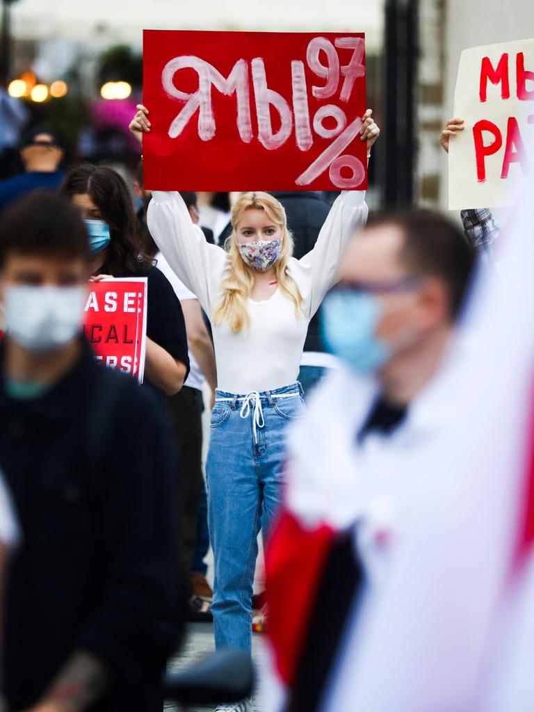 Menschen protestieren auf dem Hauptplatz in Krakau für demokratische belarussische Wahlen während einer Solidaritätskundgebung für politische Gefangene in Belarus. Krakau, Polen am 3. Juli 2020. Menschen protestieren auf dem Hauptplatz in Krakau für demokratische belarussische Wahlen während einer Solidaritätskundgebung für politische Gefangene in Belarus. Krakau, Polen am 3. Juli 2020.