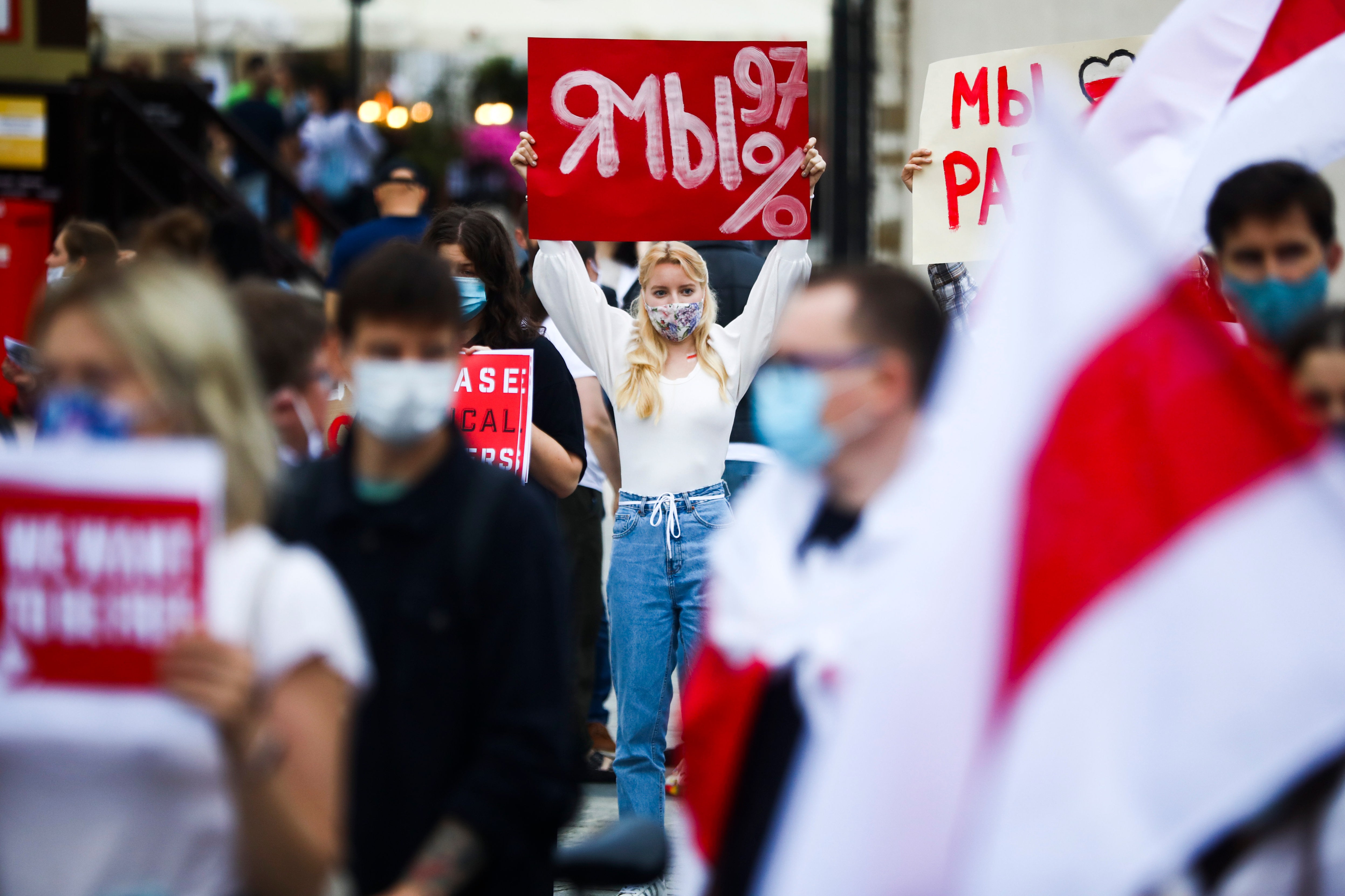 Menschen protestieren auf dem Hauptplatz in Krakau für demokratische belarussische Wahlen während einer Solidaritätskundgebung für politische Gefangene in Belarus. Krakau, Polen am 3. Juli 2020.