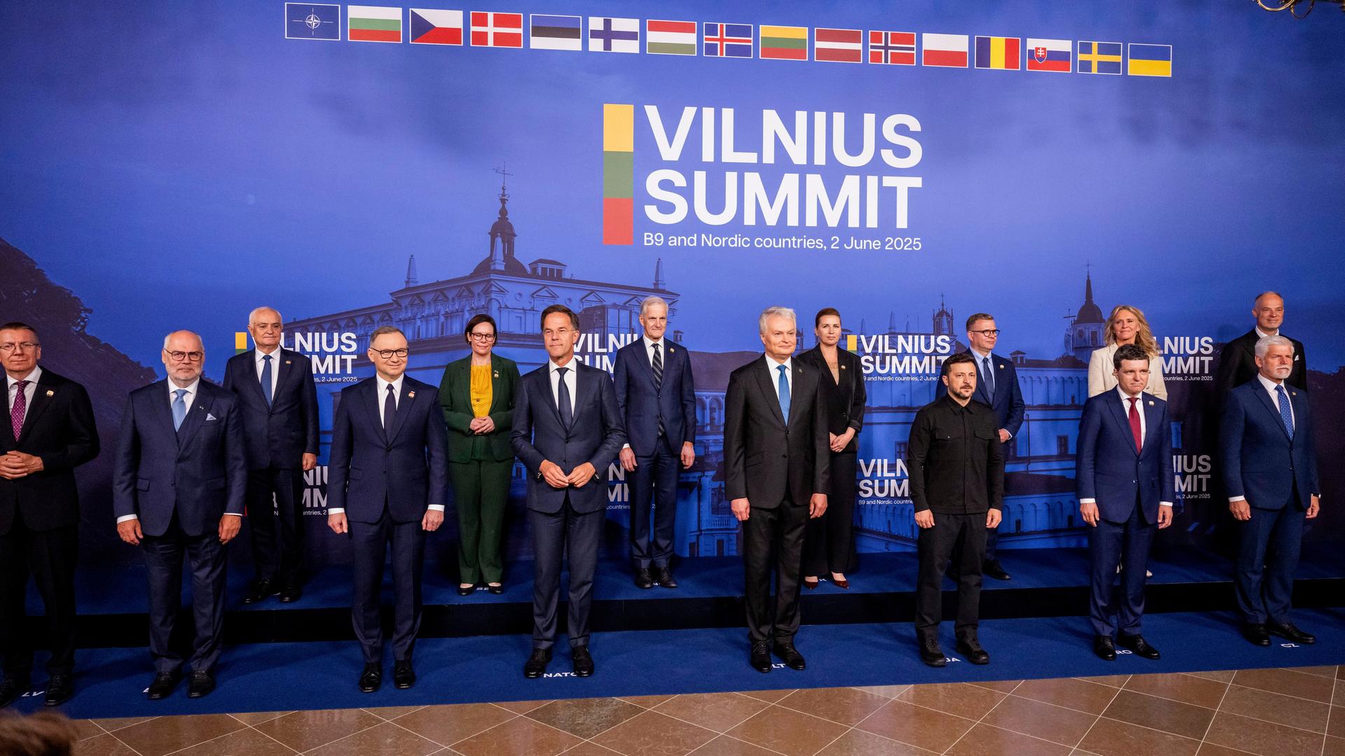 Der lettische Präsident Edgars Rinkevics (l-r), der estnische Präsident Alar Karis, der polnische Präsident Andrzej Duda, Nato-Generalsekretär Mark Rutte, der litauische Präsident Gitanas Nauseda, der ukrainische Präsident Wolodymyr Selenskyj, der rumänische Präsident Nicusor Dan und der tschechische Präsident Petr Pavel posieren während eines Gruppenfotos auf dem Vilnius-Gipfel im Palast der Großherzöge. Der lettische Präsident Edgars Rinkevics (l-r), der estnische Präsident Alar Karis, der polnische Präsident Andrzej Duda, Nato-Generalsekretär Mark Rutte, der litauische Präsident Gitanas Nauseda, der ukrainische Präsident Wolodymyr Selenskyj, der rumänische Präsident Nicusor Dan und der tschechische Präsident Petr Pavel posieren während eines Gruppenfotos auf dem Vilnius-Gipfel im Palast der Großherzöge.