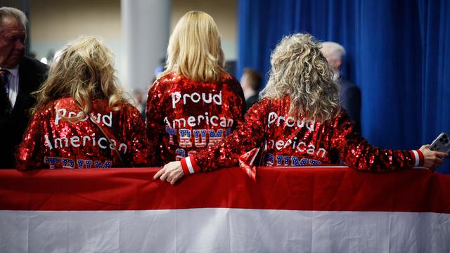 Anhängerinnen des ehemaligen US-Präsidenten Donald Trump in Iowa. Sie tragen glitzernde "Proud American" Jacken.