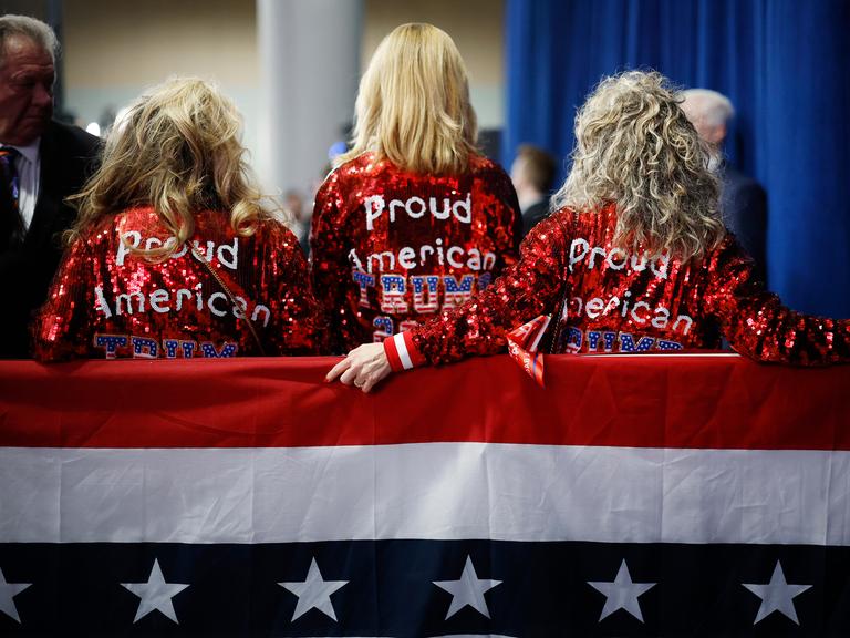 Anhängerinnen des ehemaligen US-Präsidenten Donald Trump in Iowa. Sie tragen glitzernde "Proud American" Jacken.