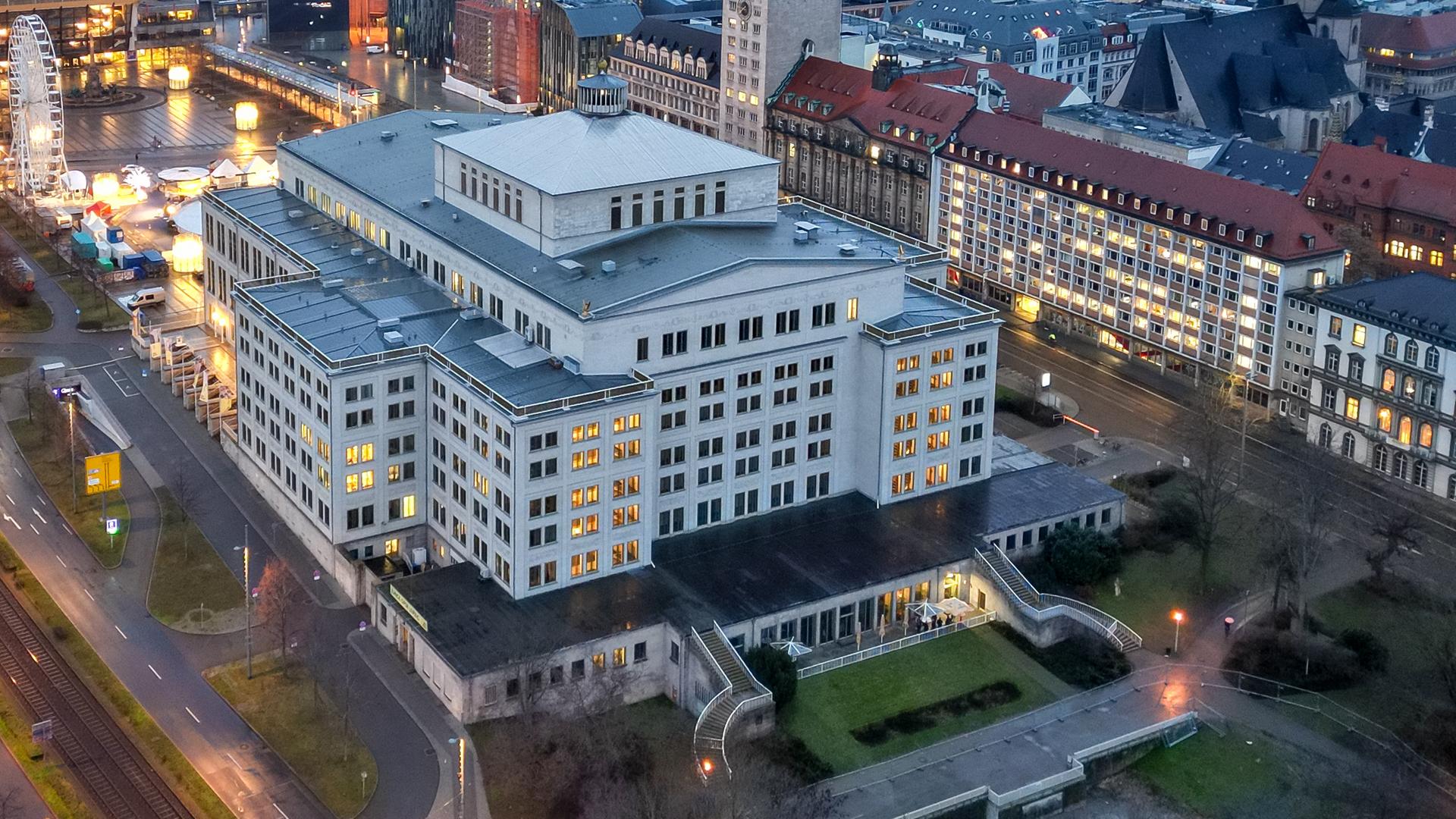 Luftaufnahme mit Blick auf die Oper und den dahinterliegenden Augustusplatz mit dem City-Hochhaus Luftaufnahme mit Blick auf die Oper und den dahinterliegenden Augustusplatz mit dem City-Hochhaus