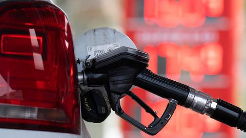 Ein Tankstutzen an einer Tankstelle in der Tanköffnung eines Fahrzeugs