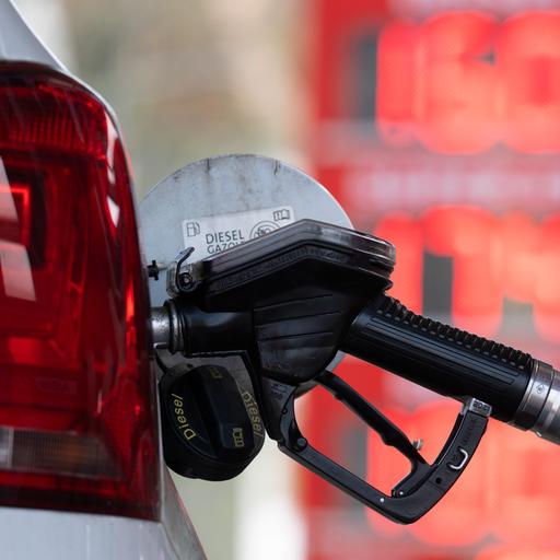 Ein Tankstutzen an einer Tankstelle in der Tanköffnung eines Fahrzeugs