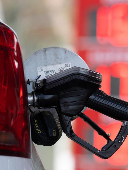 Ein Tankstutzen an einer Tankstelle in der Tanköffnung eines Fahrzeugs