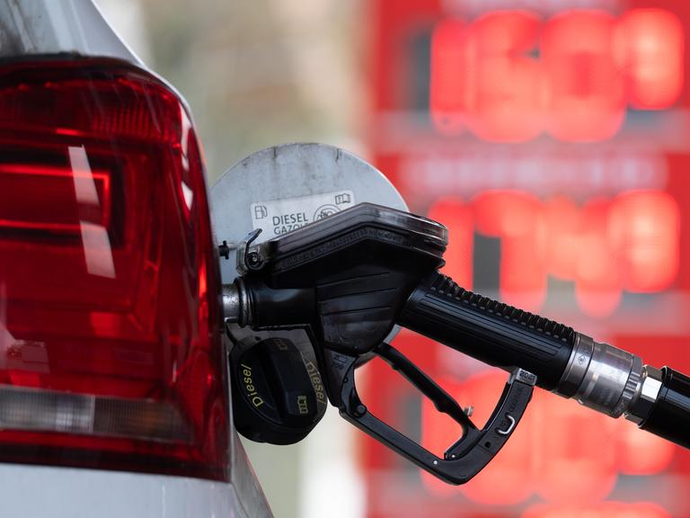 Ein Tankstutzen an einer Tankstelle in der Tanköffnung eines Fahrzeugs