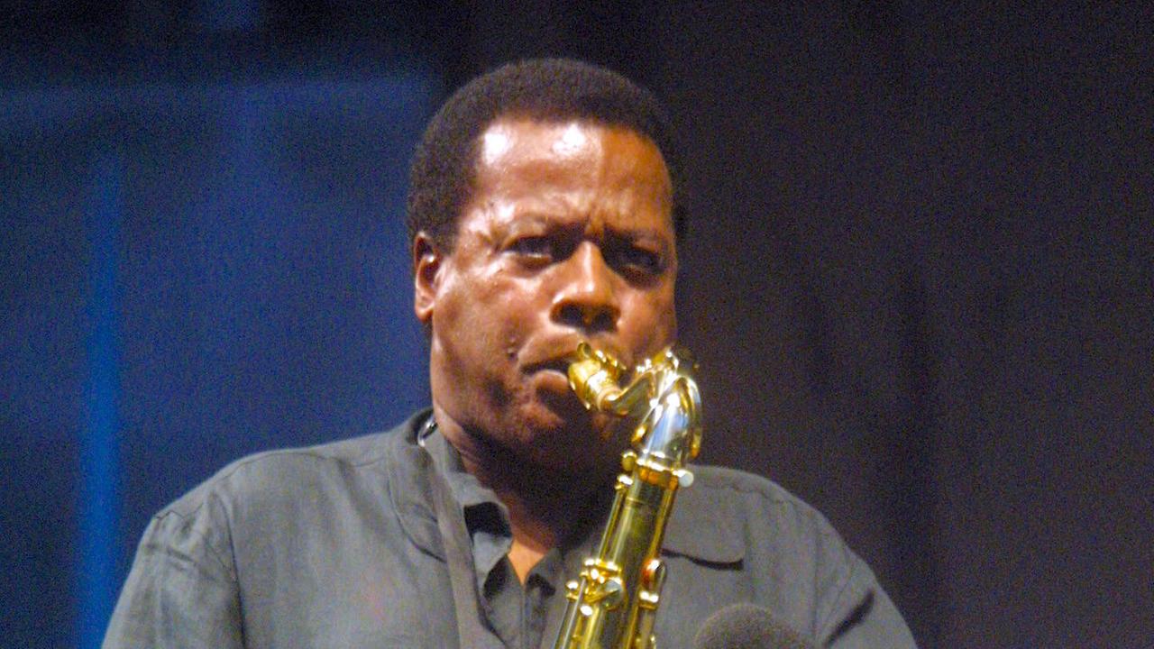 Wayne Shorter. Ein Mann spielt auf einer Bühne Saxophone. Wayne Shorter. Ein Mann spielt auf einer Bühne Saxophone.