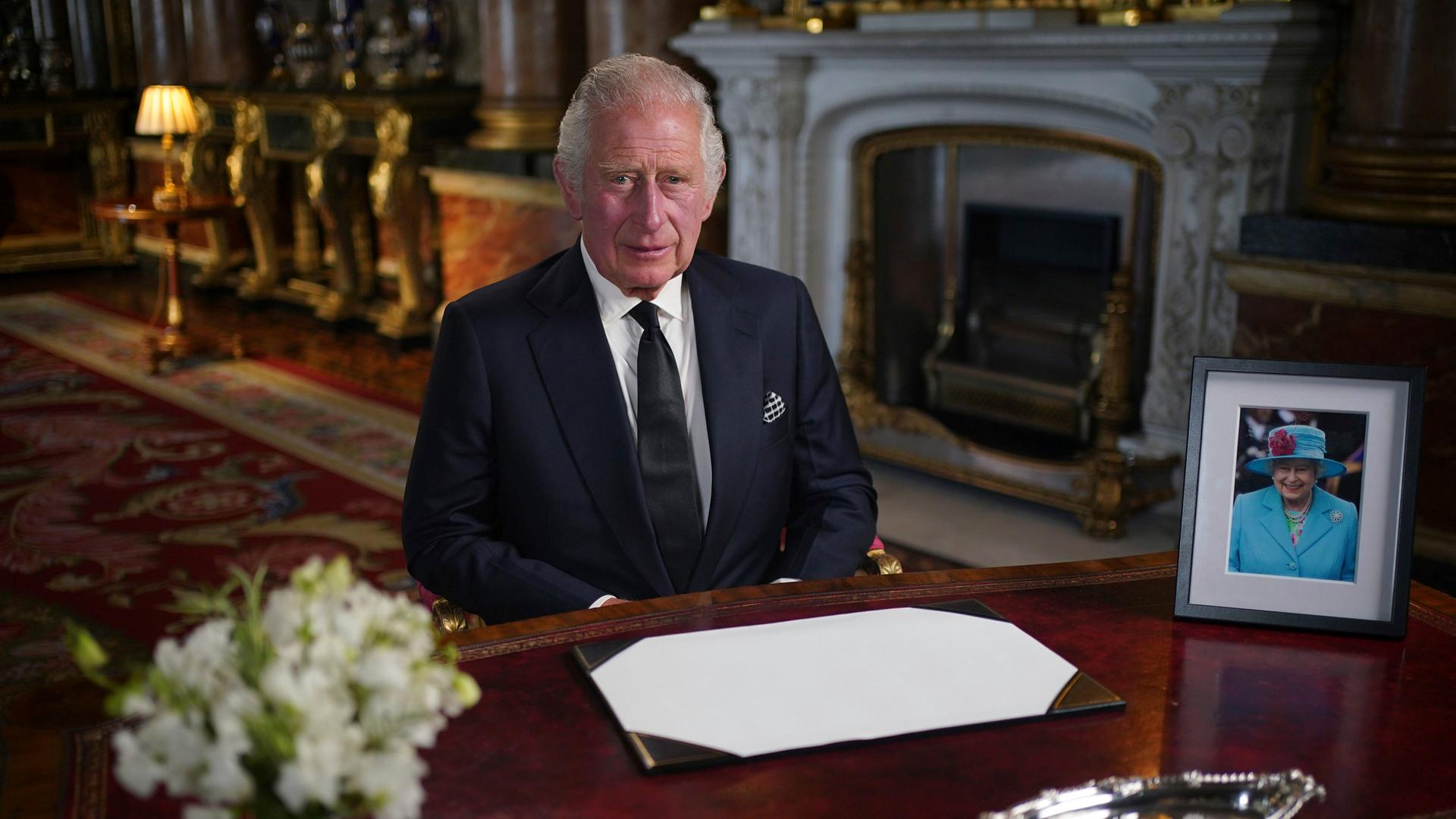 King Charles III. wendet sich nach dem Tod von Queen Elizabeth II. vom Buckingham Palace aus erstmals an sein Volk. 