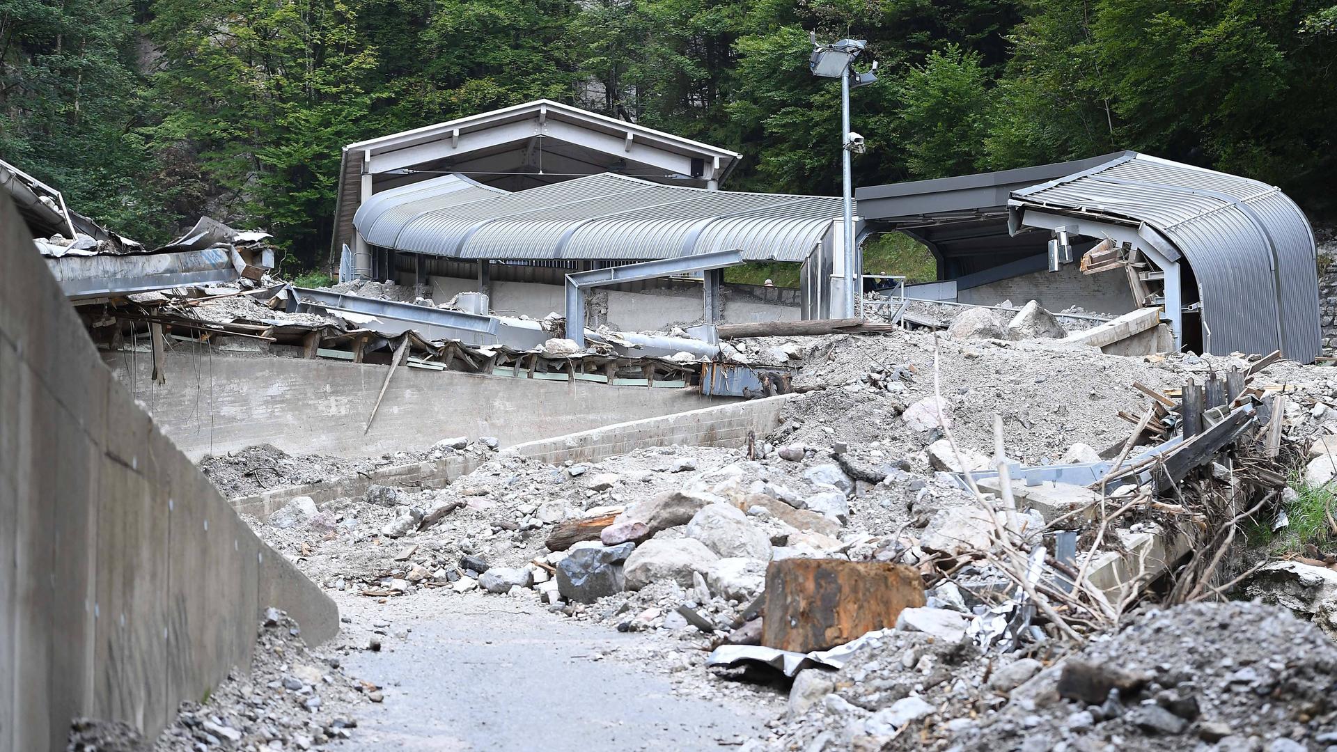 Die Bob- und Rodelbahn am Königssee mit eingestürzten Dächern, zerstörten Wänden und zugeschüttet von Geröll.