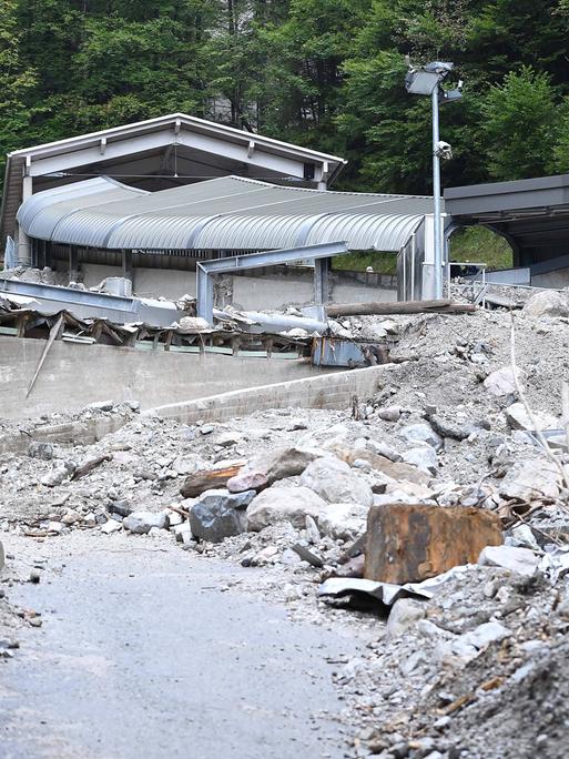 Die Bob- und Rodelbahn am Königssee mit eingestürzten Dächern, zerstörten Wänden und zugeschüttet von Geröll.