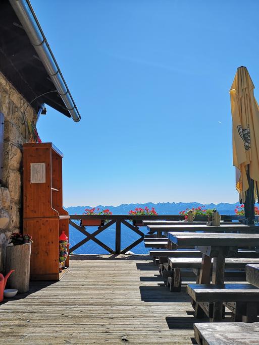 Die Terrasse der Überetscher Hütte in Tirol