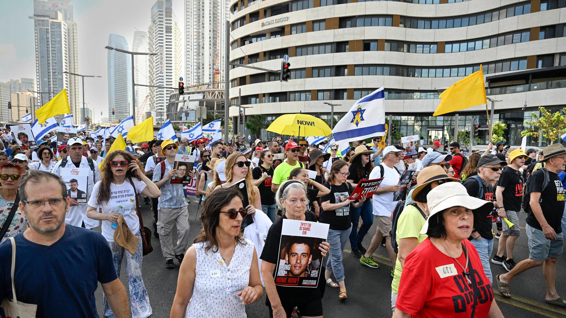 Das Foto zeigt Demonstranten in der isarelischen Stadt Tel Aviv. Einige halten Schilder. Im Hintergrund sind Hochhäuser. xYaelxGuiskyxAbasx/xSOPAxImagesx 3039s