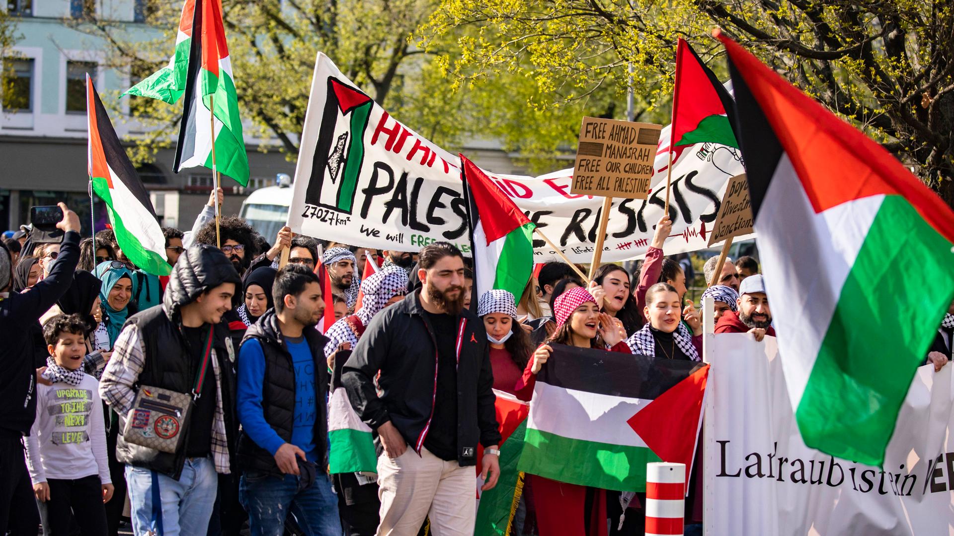 Zahlreiche Menschen mit Bannern und Flaggen bei einer pro-palästinensischen Demonstration in Berlin. Zahlreiche Menschen mit Bannern und Flaggen bei einer pro-palästinensischen Demonstration in Berlin.