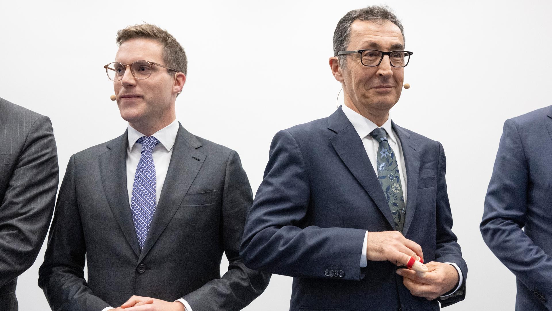 Die Spitzenkandidaten zur Landtagswahl in Baden-Württemberg, Manuel Hagel (CDU, l), und Cem Özdemir (Bündnis 90/Die Grünen) beide im grauen Anzug. 