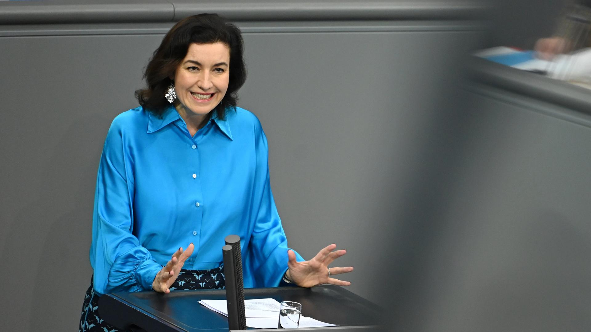 Dorothee Bär (CDU/CSU), Bundesministerin für Forschung, Technologie und Raumfahrt, spricht in der 40. Plenarsitzung der 21. Legislaturperiode im Deutschen Bundestag.