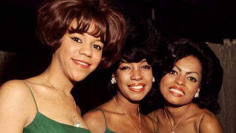 Die Girl-Band The Supremes posiert in grünen Trägekleidern (v.l.r.): Florence Ballard, Mary Wilson, Diana Ross 