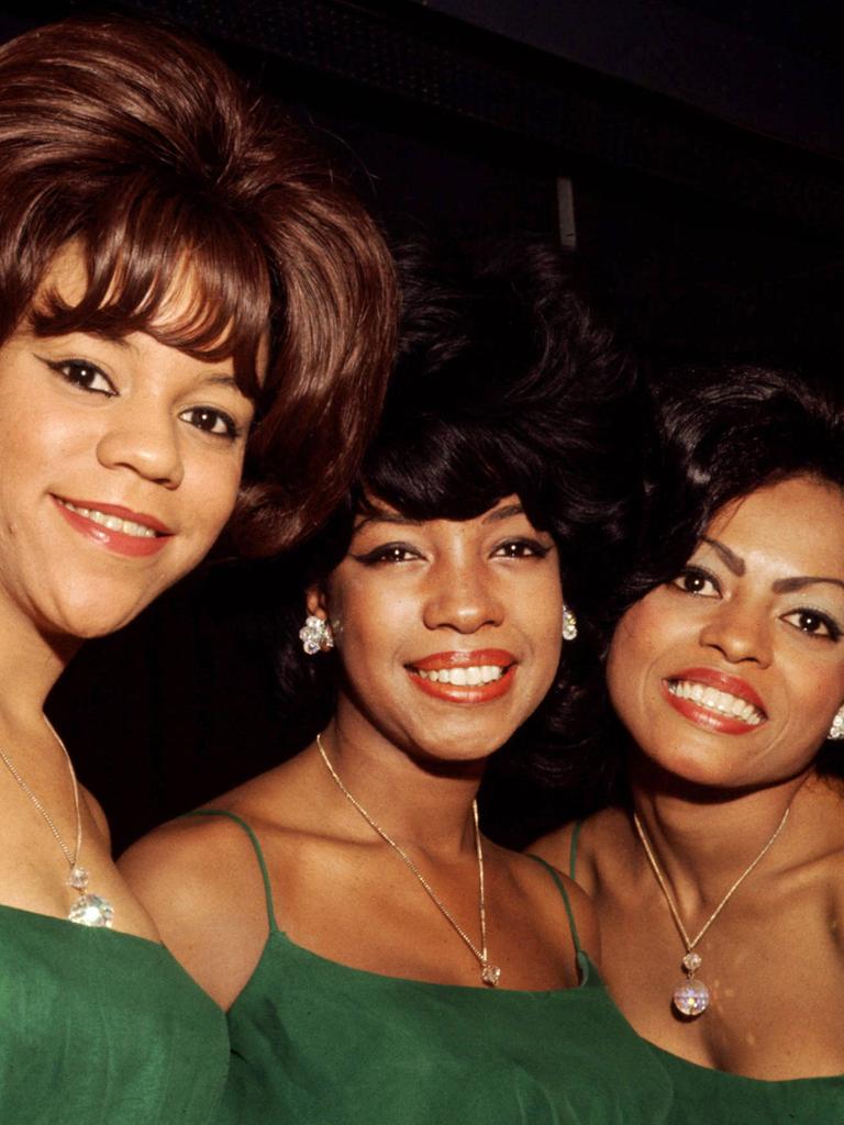 Die Girl-Band The Supremes posiert in grünen Trägekleidern (v.l.r.): Florence Ballard, Mary Wilson, Diana Ross 