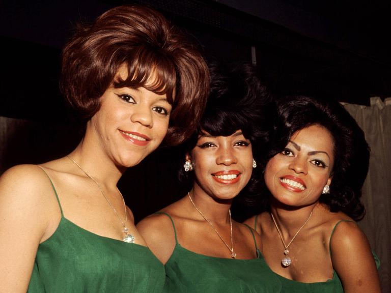 Die Girl-Band The Supremes posiert in grünen Trägekleidern (v.l.r.): Florence Ballard, Mary Wilson, Diana Ross 