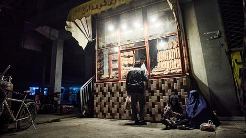 Eine Bäckerei in Kabul verkauft Fladenbrot in der Dunkelheit.