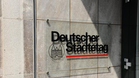 Logo, Schriftzug Deutscher Städtetag an einem Gebäude in Köln