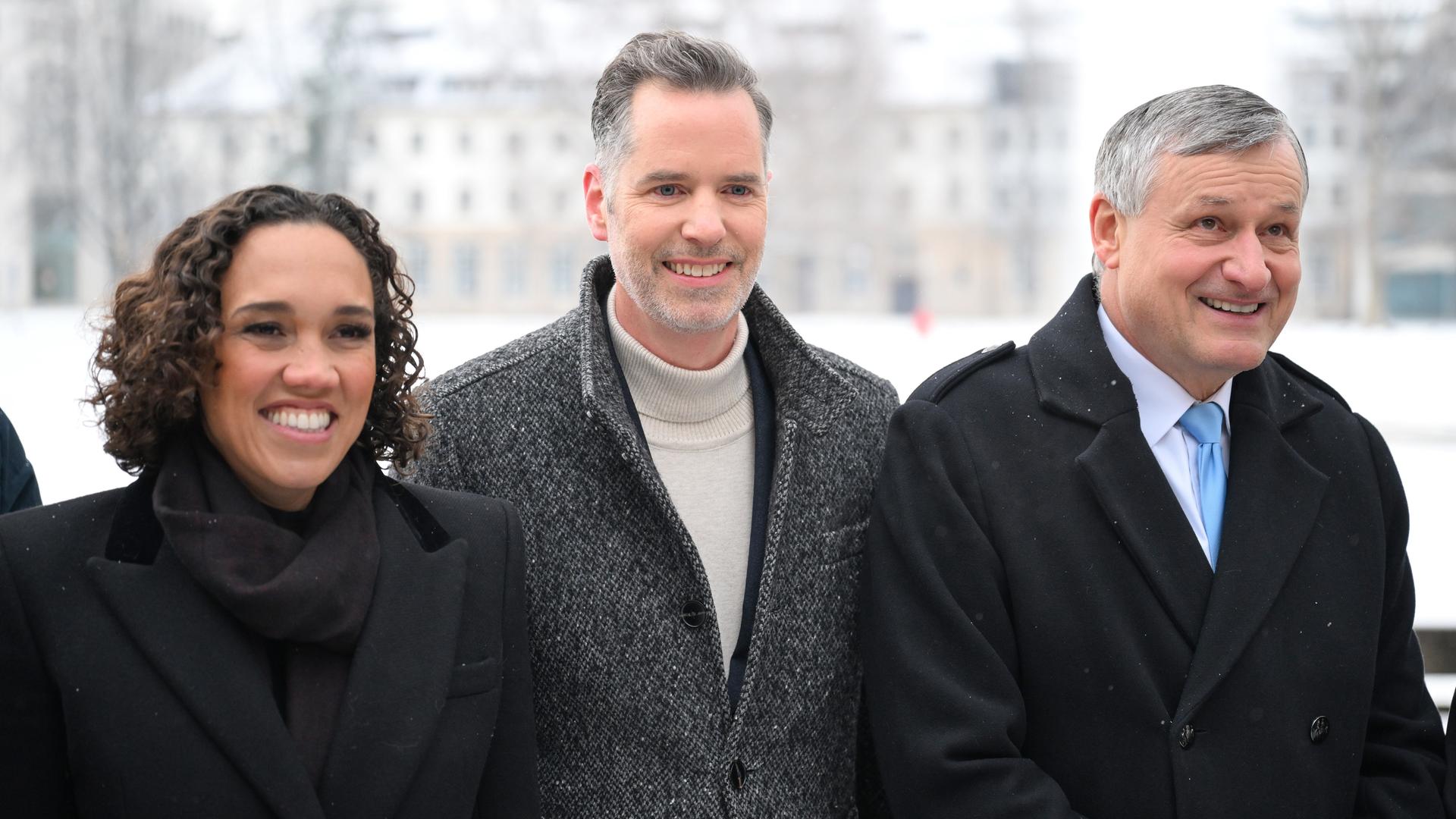 Die FDP Politiker (v.l) Nicole Büttner, Generalsekretärin der FDP, Christian Dürr, Vorsitzender der FDP und Hans-Ulrich Rülke, Landesvorsitzender der FDP Baden-Württemberg, stehen vor dem traditionellen Dreikönigstreffen der FDP vor dem Opernhaus.