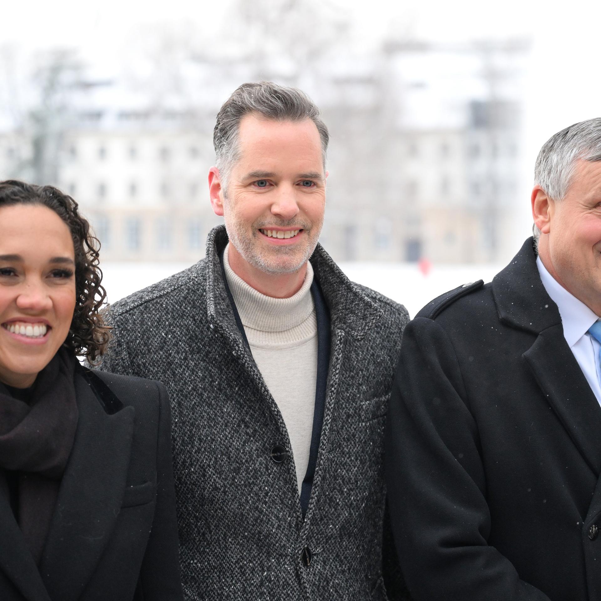 Die FDP Politiker (v.l) Nicole Büttner, Generalsekretärin der FDP, Christian Dürr, Vorsitzender der FDP und Hans-Ulrich Rülke, Landesvorsitzender der FDP Baden-Württemberg, stehen vor dem traditionellen Dreikönigstreffen der FDP vor dem Opernhaus.