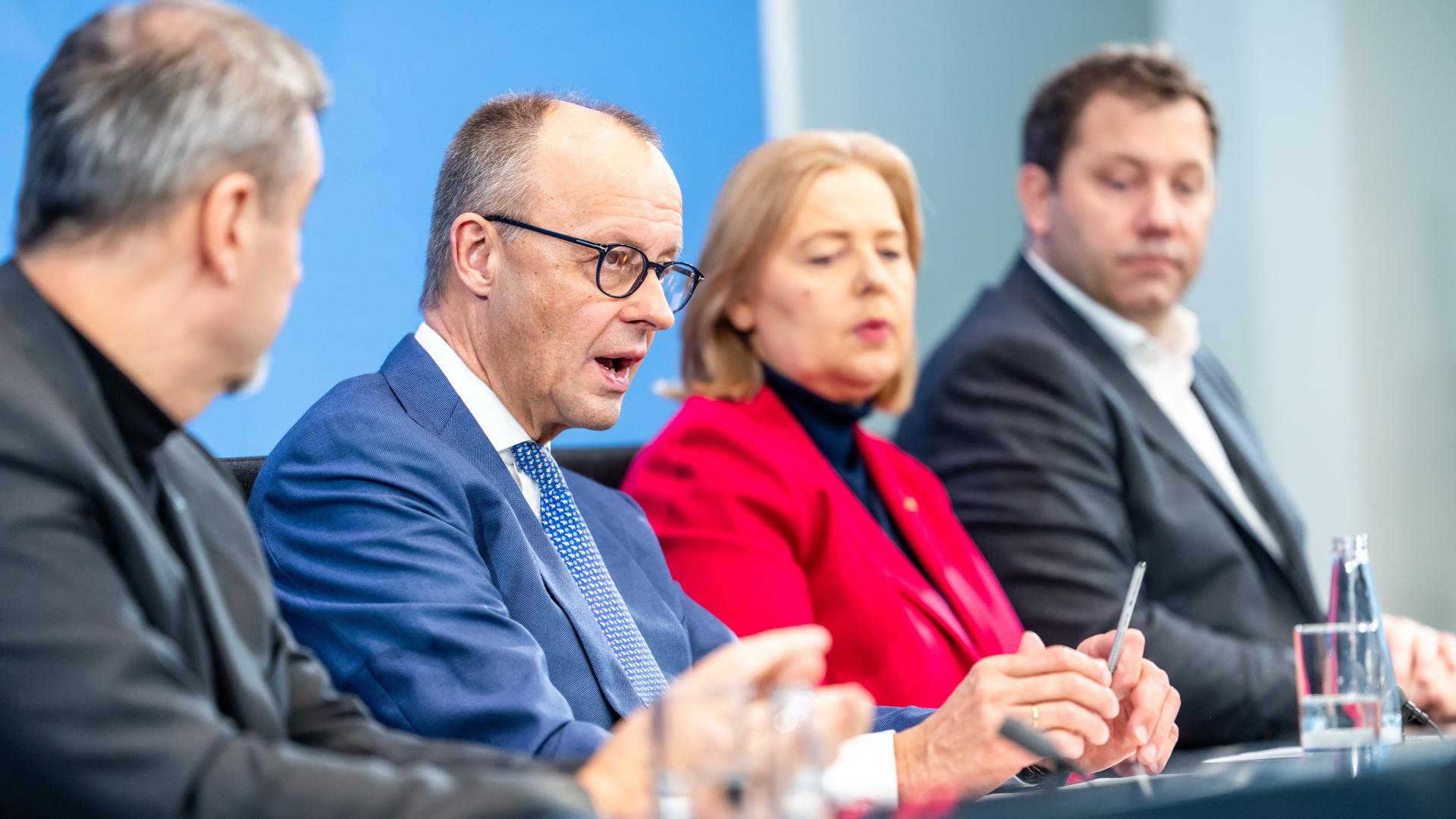 Bundeskanzler Merz (2.v.l., CDU), Finanzminister Klingbeil (r, SPD), Arbeitsministerin Bas (SPD) und der CSU-Vorsitzende Söder sitzen in der Pressekonferenz zu den Ergebnissen der Beratungen nach dem Koalitionsausschuss. Bundeskanzler Merz (2.v.l., CDU), Finanzminister Klingbeil (r, SPD), Arbeitsministerin Bas (SPD) und der CSU-Vorsitzende Söder sitzen in der Pressekonferenz zu den Ergebnissen der Beratungen nach dem Koalitionsausschuss.