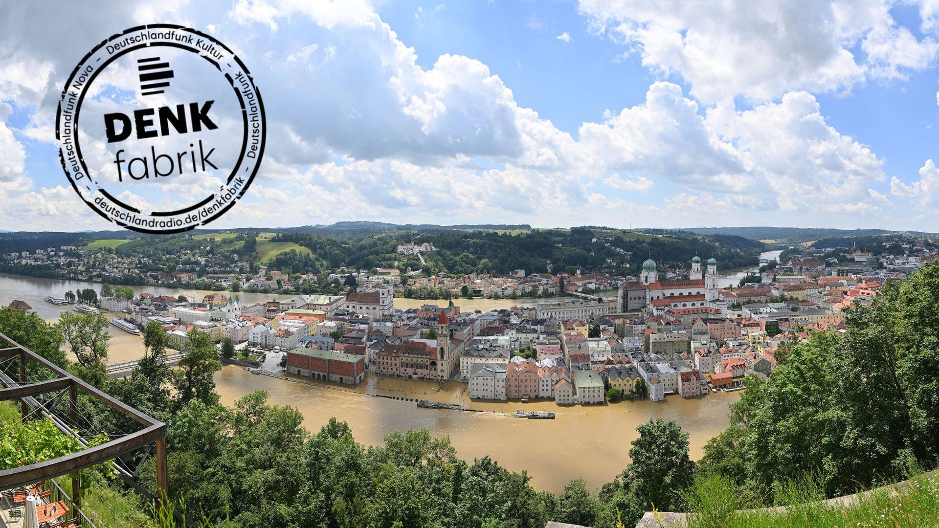 Von einem Hügel aus sieht man die Altstadt von Regensburg. Sie steht beinahe komplett unter Wasser.