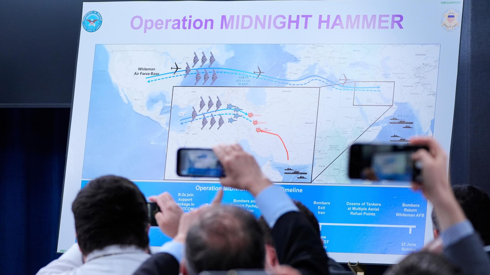 Reporter halten ihre Telefone hoch um Bilder von einer Karte zu machen, auf der abgebildet ist, wie die USA iranische Atomanlagen angegriffen haben
Reporter halten ihre Telefone hoch um Bilder von einer Karte zu machen, auf der abgebildet ist, wie die USA iranische Atomanlagen angegriffen haben