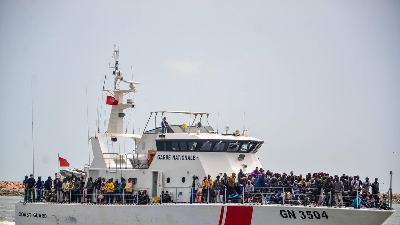 Geflüchtete auf einem großen Schiff werden vor der Küste Tunesien aufgehalten. 