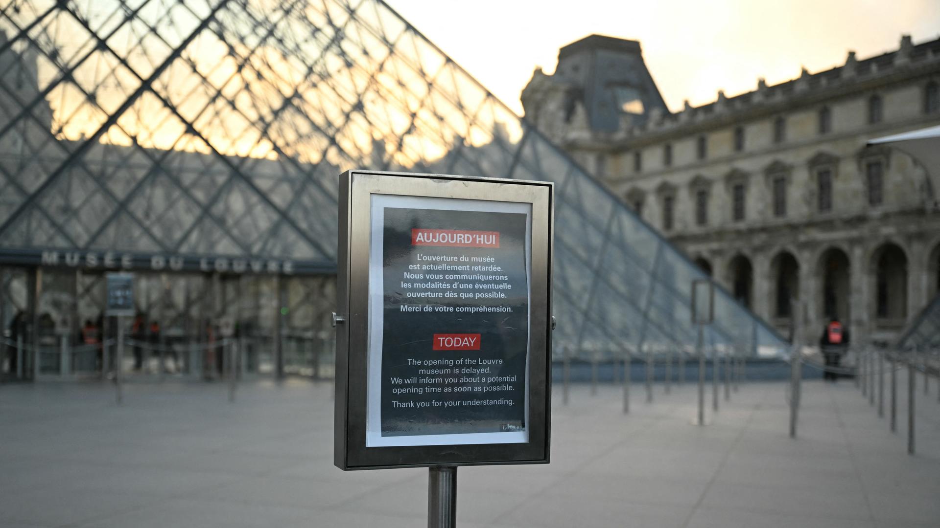 Dieses Foto zeigt eine Mitteilung, die die Öffentlichkeit über die Öffnungszeit des Louvre-Museums informiert. Dieses Foto zeigt eine Mitteilung, die die Öffentlichkeit über die Öffnungszeit des Louvre-Museums informiert.