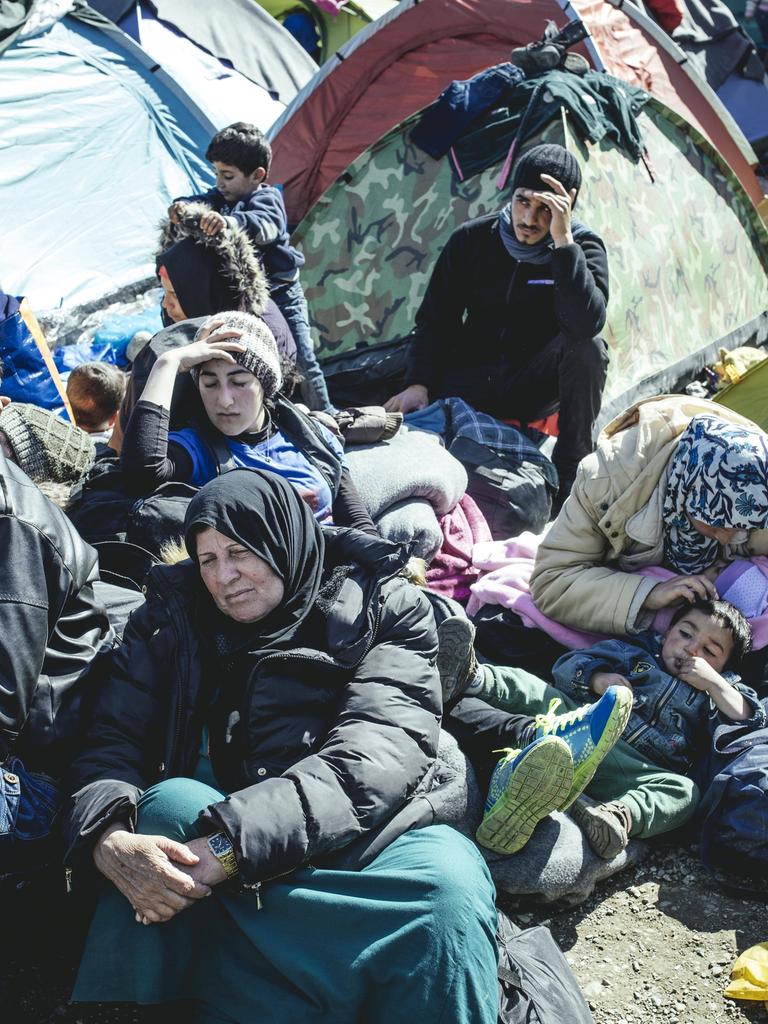 Wartende Flüchtlinge lagern an der griechisch-mazedonischen Grenze in unmittelbarer Nähe des Checkpoints, Idomeni, Zentralmakedonien, Griechenland.