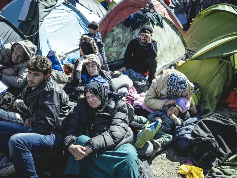 Wartende Flüchtlinge lagern an der griechisch-mazedonischen Grenze in unmittelbarer Nähe des Checkpoints, Idomeni, Zentralmakedonien, Griechenland.