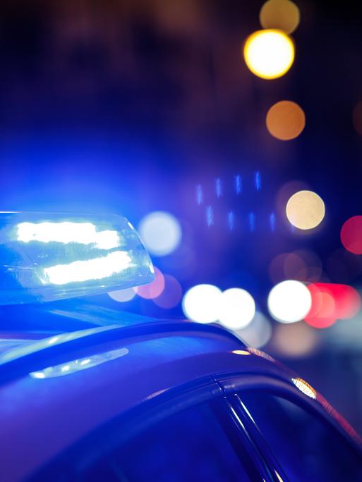 Ein Einsatzfahrzeug der Polizei mit eingeschaltetem Blaulicht.