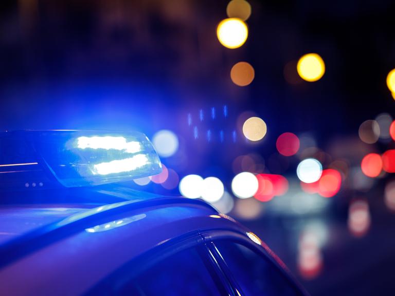 Ein Einsatzfahrzeug der Polizei mit eingeschaltetem Blaulicht.