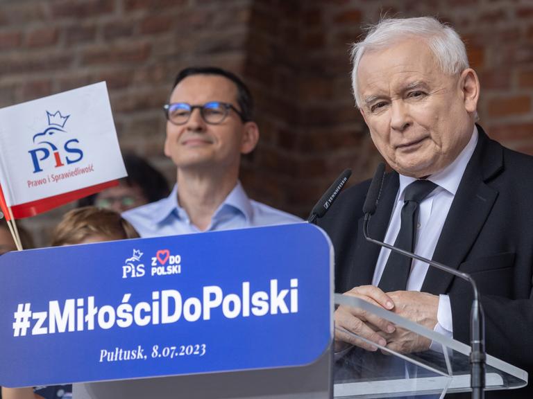 Jaroslaw Kaczynski (r.) und der polnische Ministerpräsident Mateusz Morawiecki (l.) stehen auf einer Wahlkampfbühne.