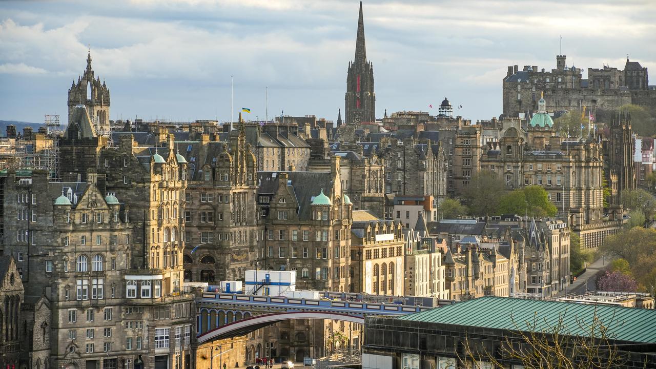 Die Skyline von Edinburgh, Kirchen und alte Häuser prägen das Bild. 