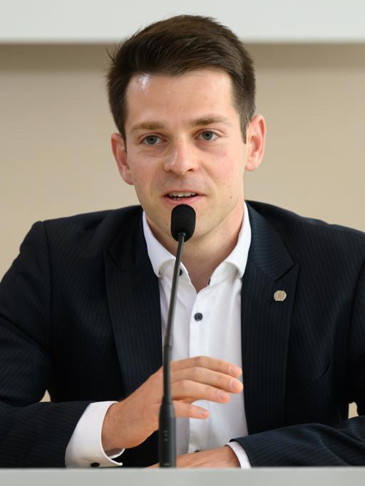 Philipp Hartewig, Generalsekretär der FDP in Sachsen, spricht in der Landespressekonferenz.