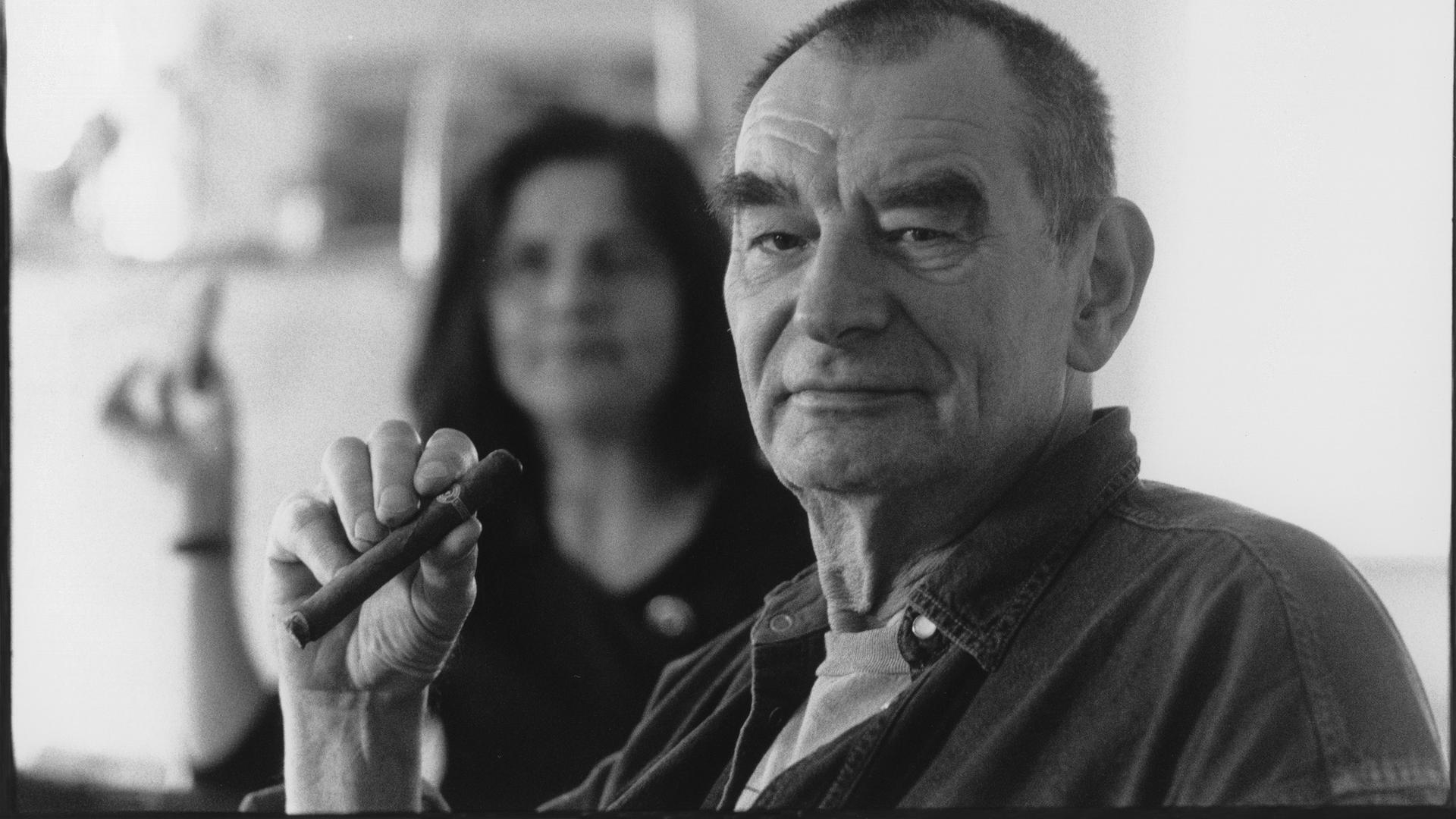 Aktionist Otto Muehl mit seiner Frau im MAK (Malerei aus dem Gefängnis). Wien. Photographie. 1998