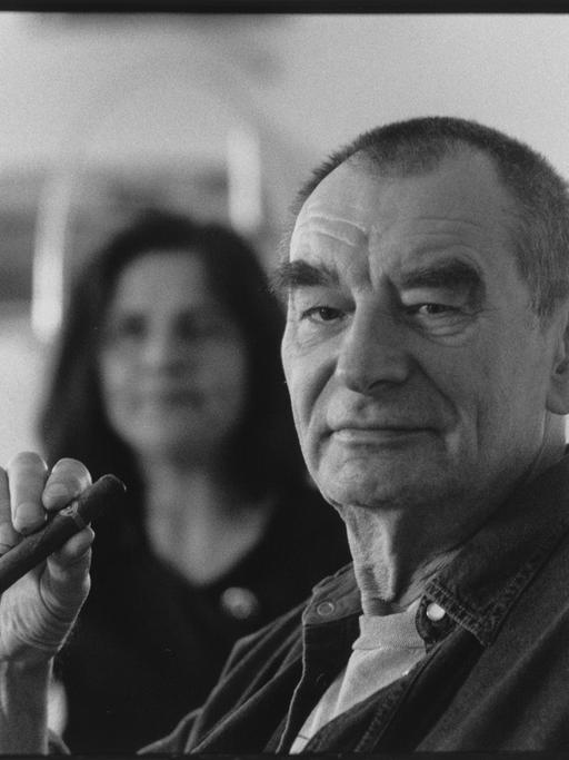 Aktionist Otto Muehl mit seiner Frau im MAK (Malerei aus dem Gefängnis). Wien. Photographie. 1998