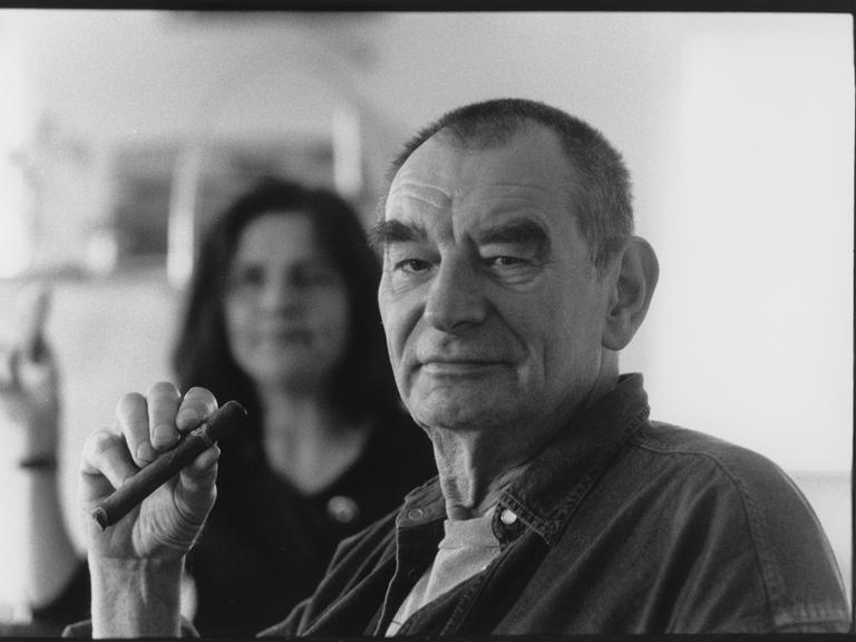 Aktionist Otto Muehl mit seiner Frau im MAK (Malerei aus dem Gefängnis). Wien. Photographie. 1998